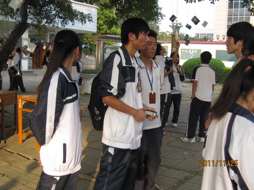 我校学生会主席向四十中认真介绍我校学生会情况.jpg