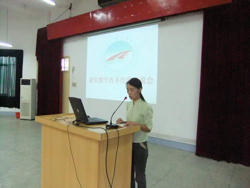 高二数学李岚老师在介绍经验.JPG